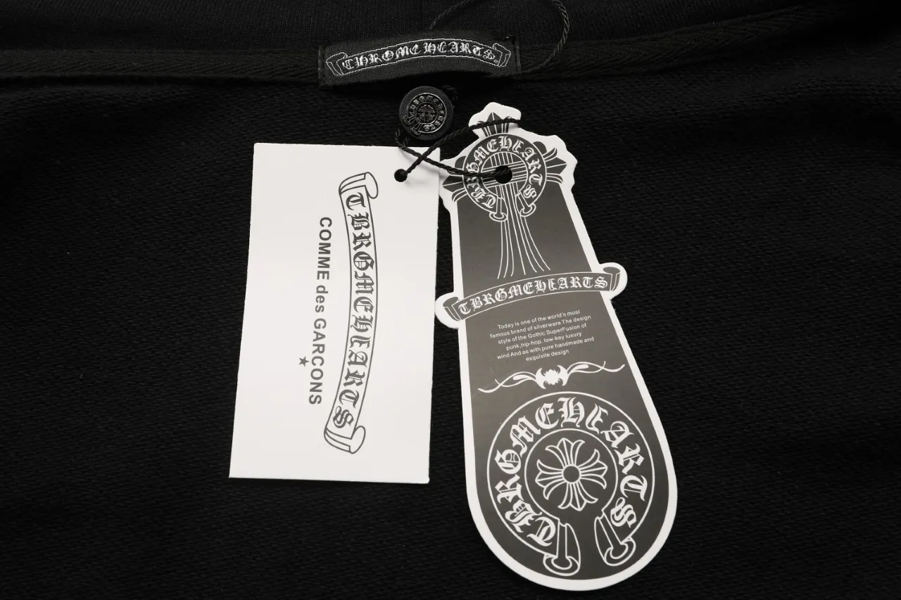 Q27—P230 -Chrome Hearts/Chrome Hearts printed zipper sweatshirt cardigan jacket -420 grams of high-density, high-quality wool, soft, delicate and skin-friendly, soft and silky to the touch, warm and skin-friendly -The hardware zipper accessories are all customized and full of details -Colour: black white -Size: S M L XL